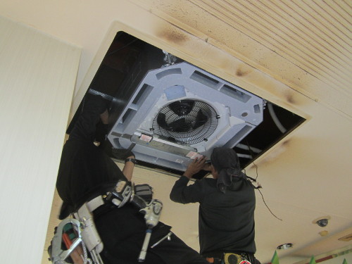 天井埋込タイプのエアコンを取り付ける2人の男性スタッフ | 東京で業務用エアコンの取り付け・クリーニングは、イー・リフレスにお任せ